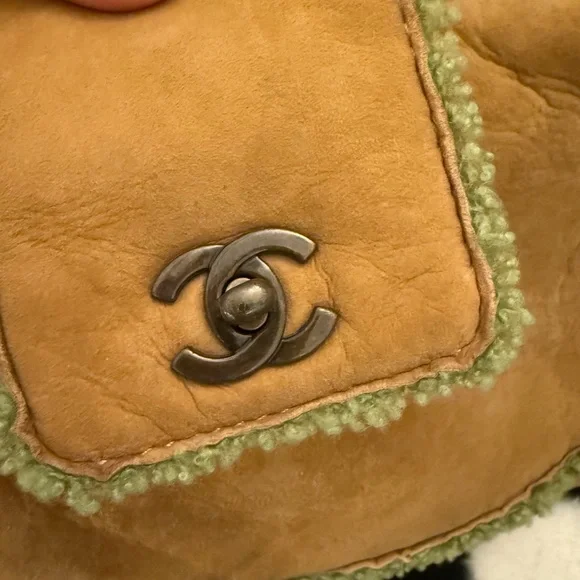 CHANEL Tan and Green Leather Tote - Picture 7 of 9